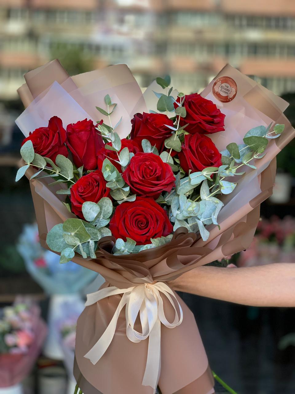Buchet 9 Trandafiri Roșii Premium cu Eucalipt